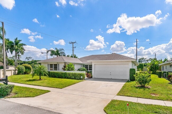 10990 Greentrail Dr S in Boynton Beach, FL - Building Photo - Building Photo