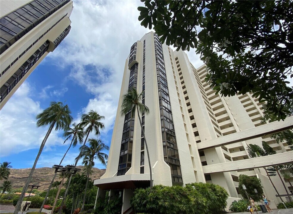 521 Hahaione St in Honolulu, HI - Building Photo