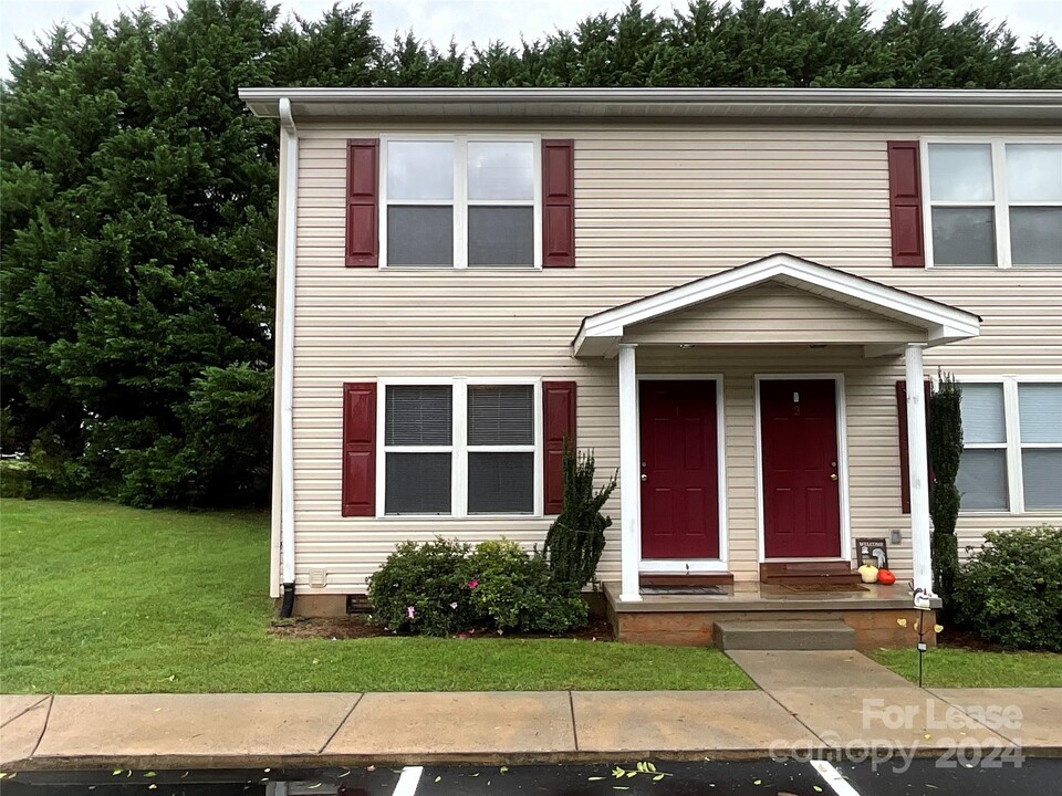 206 W 15th St in Newton, NC - Building Photo