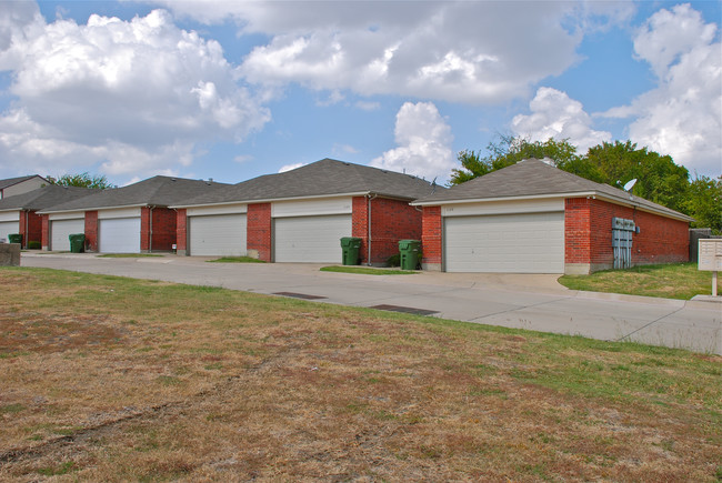 Wykeham Condominiums in Garland, TX - Foto de edificio - Building Photo