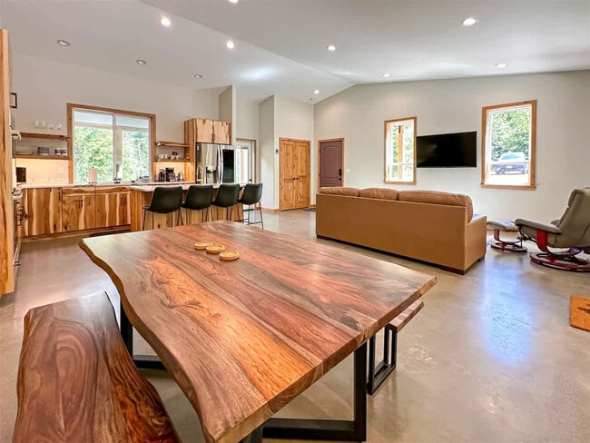 1196 Place Rd in Port Angeles, WA - Building Photo - Building Photo