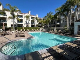 415 Townsquare Ln, Unit 127 in Huntington Beach, CA - Building Photo