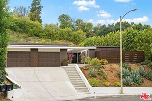 3135 Chandelle Rd in Los Angeles, CA - Building Photo