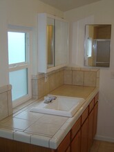 1096 Aileen St, Unit B in Oakland, CA - Building Photo - Building Photo