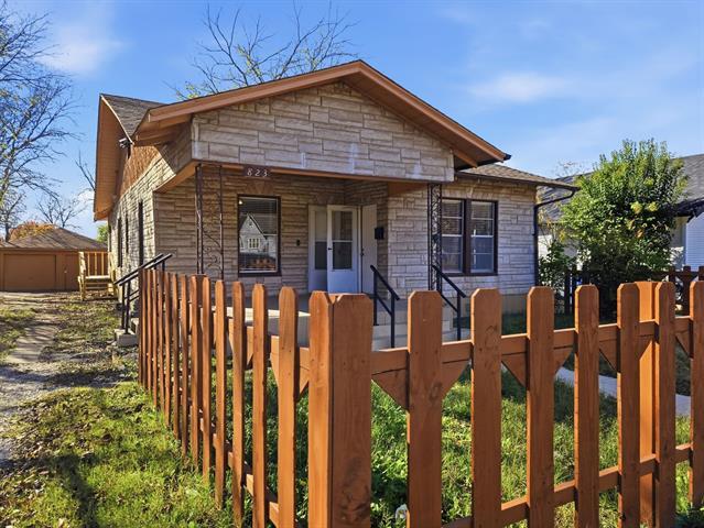 823 S Beacon St in Dallas, TX - Building Photo - Building Photo