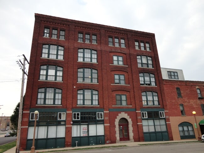East Douglas Apartments in Bloomington, IL - Foto de edificio - Building Photo