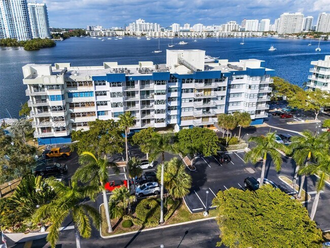 16546 NE 26th Ave in North Miami Beach, FL - Foto de edificio - Building Photo