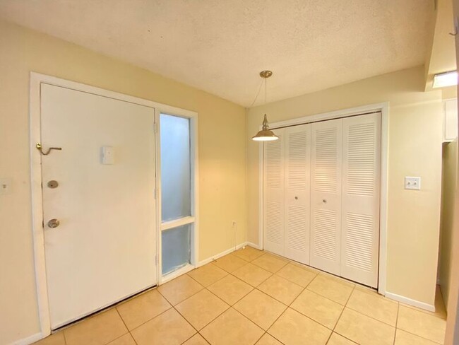 572 Orange Dr in Altamonte Springs, FL - Building Photo - Building Photo