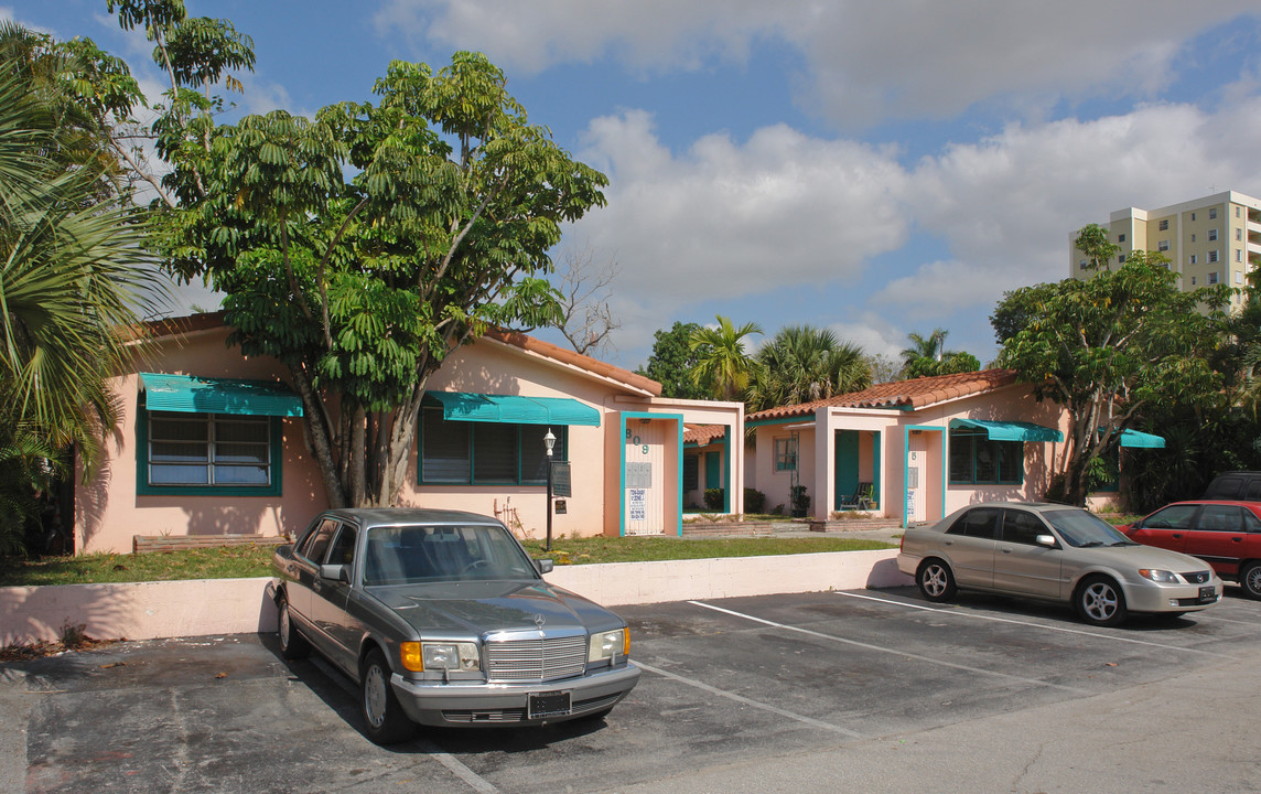 809-815 NE 19th Ave in Fort Lauderdale, FL - Building Photo