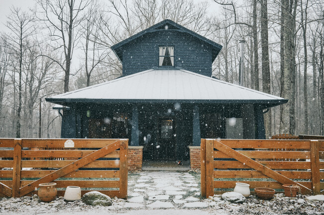 192 Patterson St in Saluda, NC - Foto de edificio - Building Photo