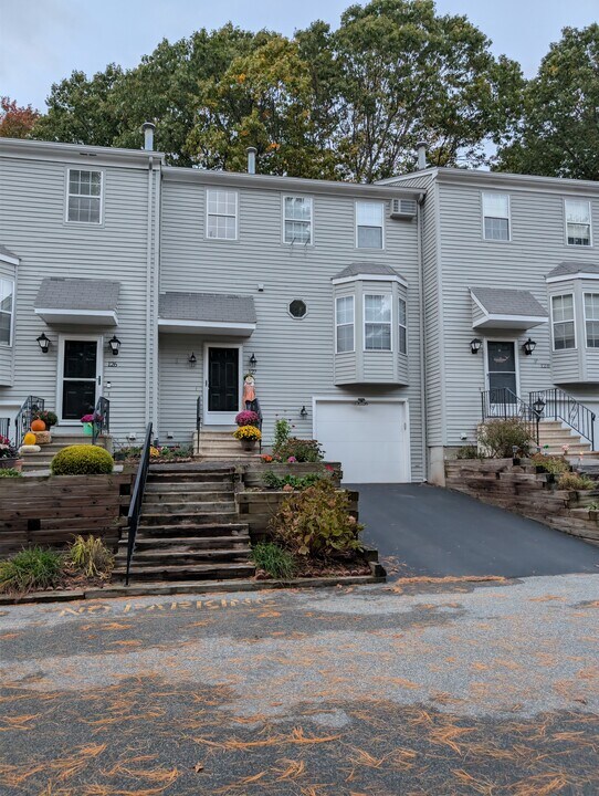 565 Quaker Ln, Unit 127 in West Warwick, RI - Building Photo