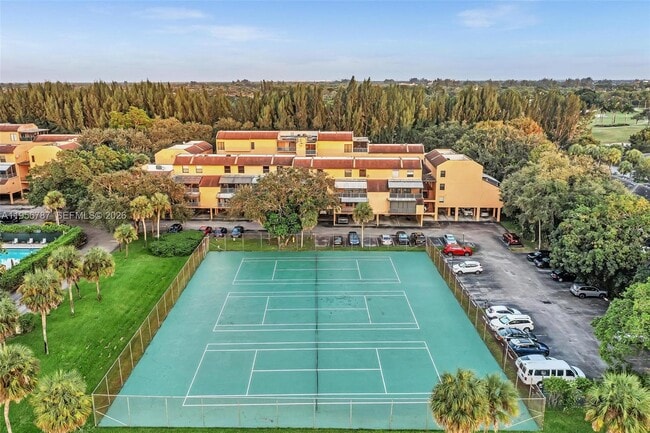 400 Commodore Dr in Plantation, FL - Foto de edificio - Building Photo