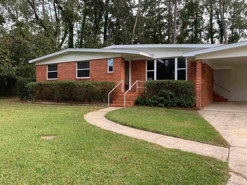 1915 Sunset Ln in Tallahassee, FL - Building Photo