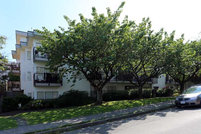 2086 W 2nd Ave in Vancouver, BC - Building Photo - Primary Photo