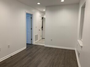 72 Spring St, Unit B in Woodbridge, NJ - Foto de edificio - Building Photo