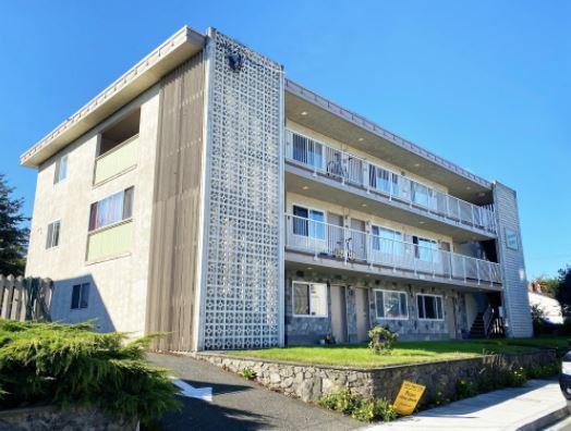 Denman Manor Apartments in Victoria, BC - Building Photo