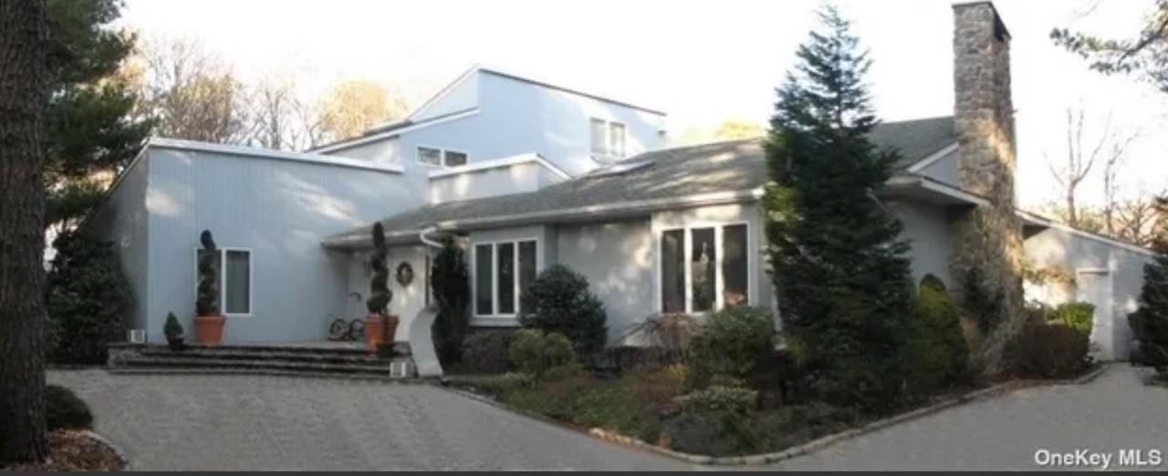 26 Woodedge Trail in Quogue, NY - Building Photo