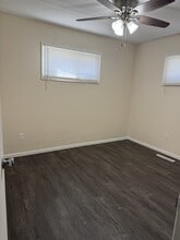 502 N Cedar St in Hoisington, KS - Building Photo - Building Photo