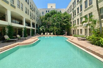 235 Sunrise Ave in Palm Beach, FL - Foto de edificio - Building Photo