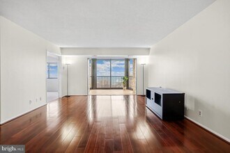 5902 Mt Eagle Dr in Alexandria, VA - Building Photo - Building Photo