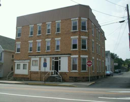 1009 W Crawford Ave in Connellsville, PA - Foto de edificio - Building Photo
