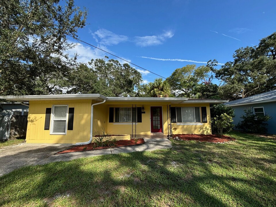 1727 Douglas Ave in Dunedin, FL - Building Photo