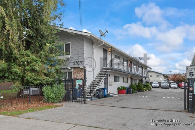 27070 Manon Ave in Hayward, CA - Foto de edificio - Building Photo