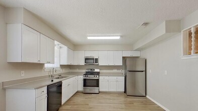 546 Sharp Dr in Desoto, TX - Building Photo - Building Photo