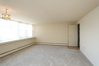Madison Manor Apartments in Hamden, CT - Building Photo - Building Photo