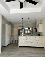 1320 N McColl Rd in Edinburg, TX - Foto de edificio - Building Photo