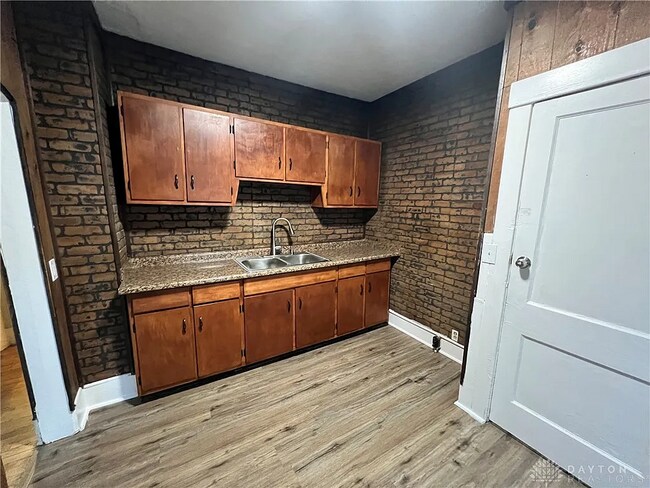 property at 3234 Oakridge Dr