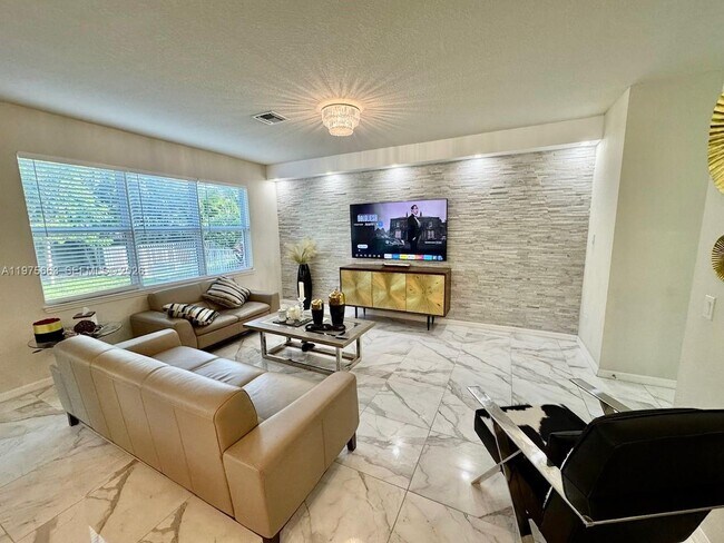 4334 Ficus St in Hollywood, FL - Building Photo - Building Photo