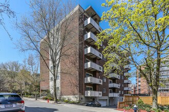 Coolidge Tower in Brookline, MA - Foto de edificio - Building Photo