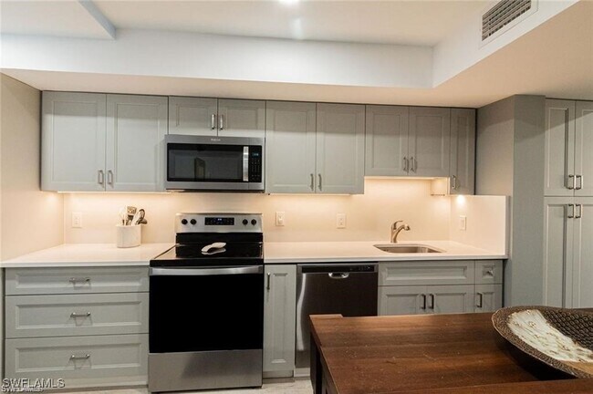 833 Meadowland Dr in Naples, FL - Building Photo - Building Photo