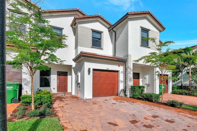 244 SW 159th Terrace in Pembroke Pines, FL - Foto de edificio - Building Photo