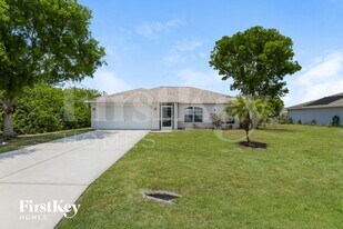 215 Mossrosse St in Ft. Myers, FL - Building Photo