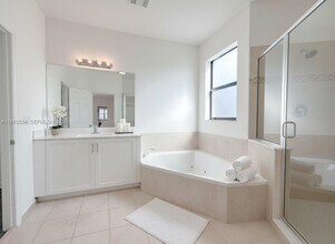 244 NE 210th Way in North Miami Beach, FL - Building Photo - Building Photo