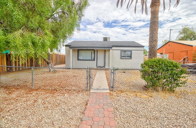property at 1130 E 6th St