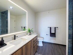 1645 W Ogden Ave, Unit 653 in Chicago, IL - Foto de edificio - Building Photo