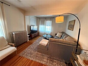 16 Apthorp Ave in Newport, RI - Foto de edificio - Building Photo