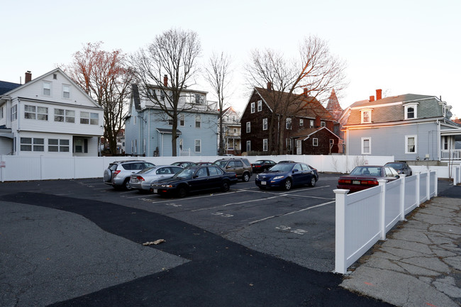 Sir Geoffrey Apartments in Malden, MA - Foto de edificio - Building Photo