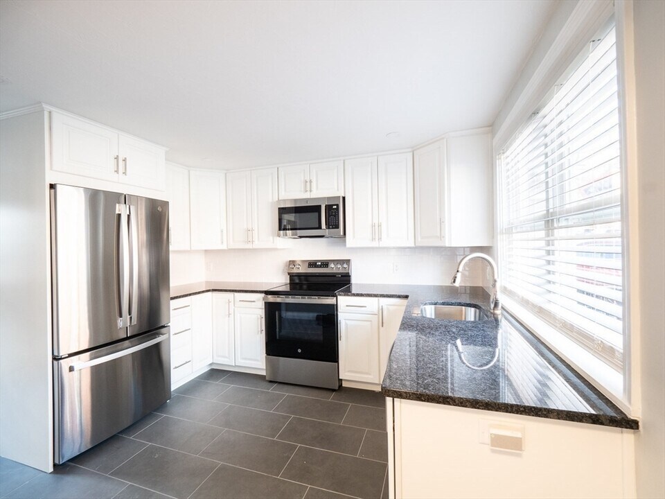 465 E 5th St, Unit 1 in Boston, MA - Building Photo