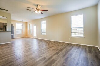 233 Waterloo Dr in Kyle, TX - Foto de edificio - Building Photo