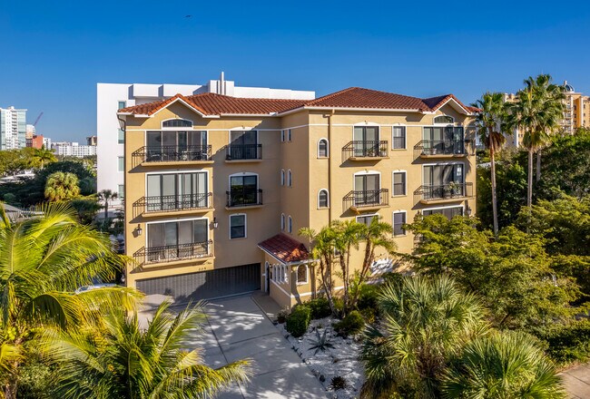 Hassan Manor in Sarasota, FL - Foto de edificio - Building Photo