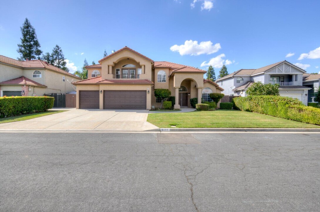 8437 N Recreation Ave in Fresno, CA - Foto de edificio