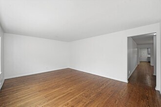 7056 N Rockwell St, Unit 1st floor in Chicago, IL - Foto de edificio - Building Photo