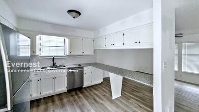512 SE Silver Ln in Blue Springs, MO - Building Photo - Building Photo