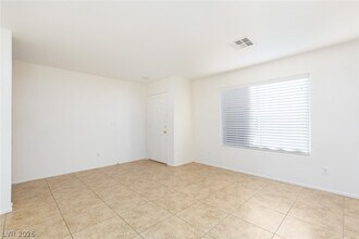 10667 April Rose Ct in Las Vegas, NV - Building Photo - Building Photo