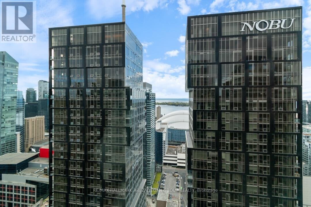 327 King St W in Toronto, ON - Building Photo