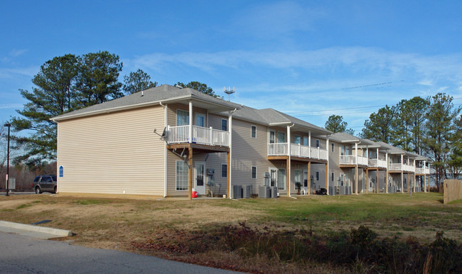 Mill Pond Apartments in Petersburg, VA - Building Photo - Building Photo